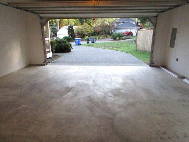 Building Photo - 3 Bedroom, 2 Bathroom Rambler located in A...