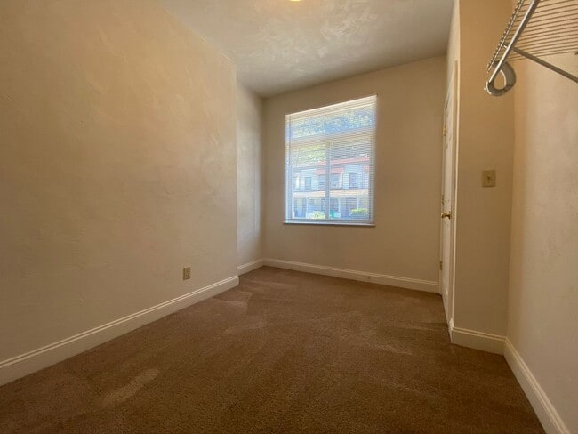 Building Photo - Rarely Available Four Bedroom in Squirrel Hill! Fully Equipped Kitchen! Call Today!