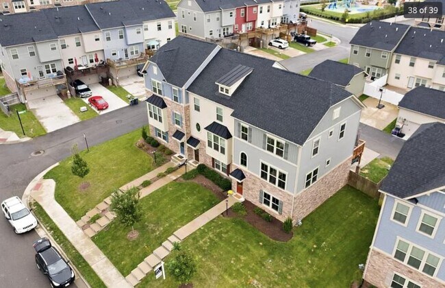 Building Photo - 16621 Gossamer Dr