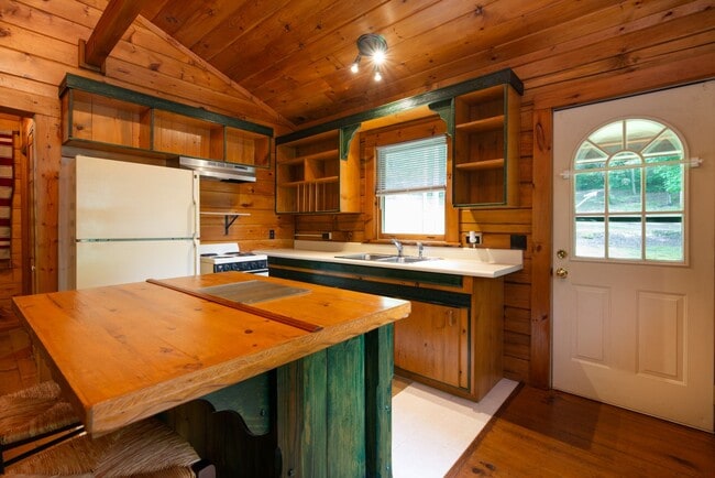 Building Photo - Mountain Living at it's Finest!