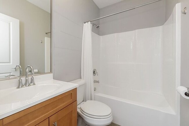 Building Photo - 2 Bed 2 Bath Lockerbie Townhome Steps From...