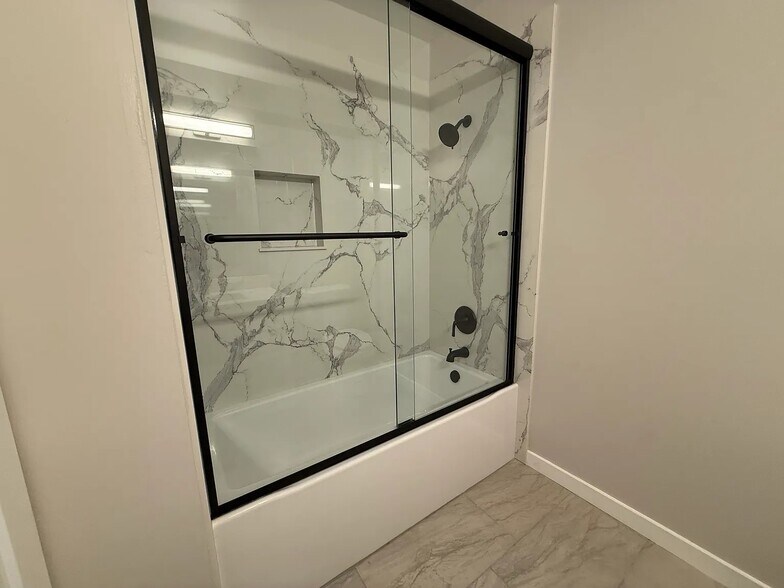 Building Photo - 2430 Fern St