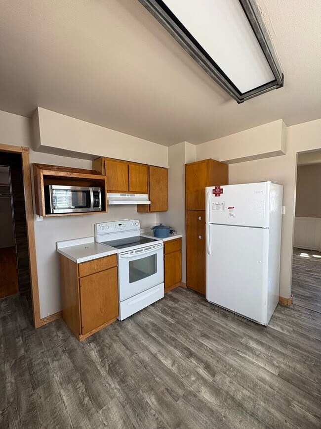Building Photo - 4 Bedroom Home