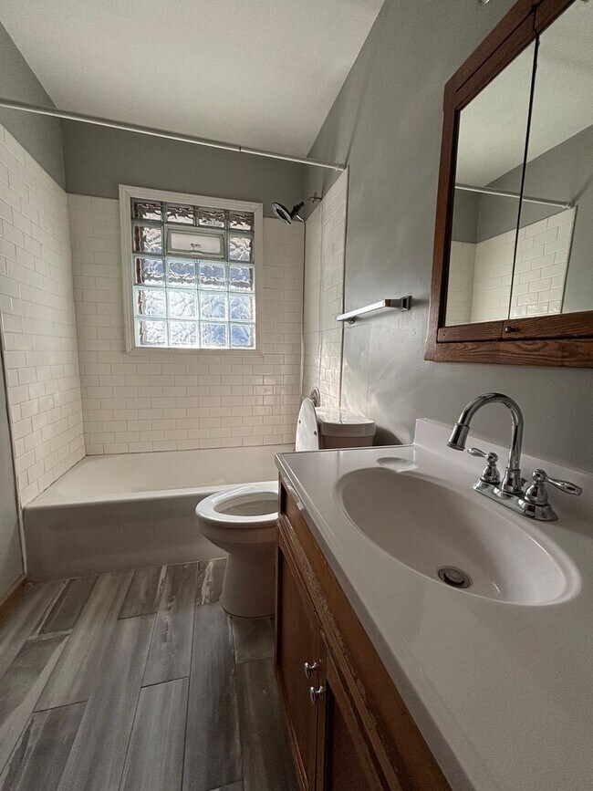 Building Photo - Beautiful 4 Bedroom 2 Bath Home in South S...