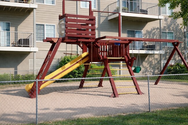 Building Photo - Diamond Valley Apartments