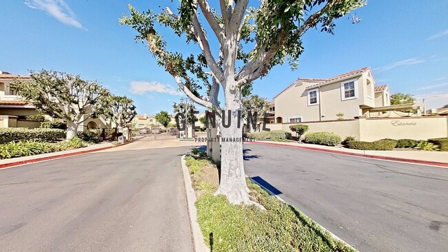 Building Photo - Dual Master Two Bedroom Townhouse in Gated...