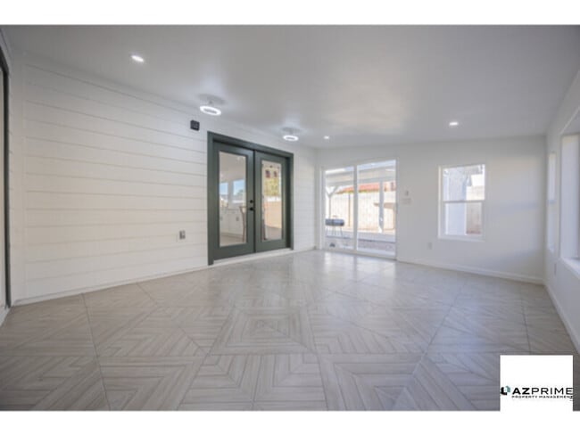 Building Photo - 10% OFF RENT FOR FIREFIGHTERS AND LAW ENFORCEMENT!  Stunning 4/3 Tempe Partially-furnished House in