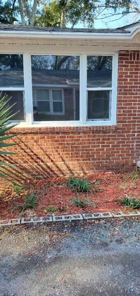 Building Photo - 615 Lexington Ave