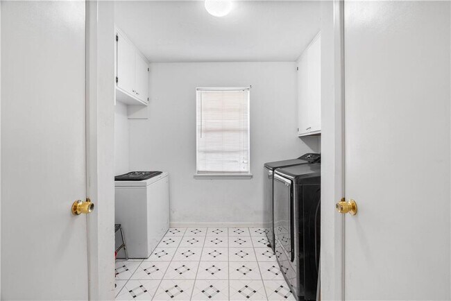 Building Photo - 607 E 11th St