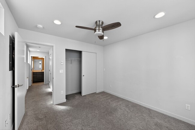 Building Photo - 2622 SW Nevada St