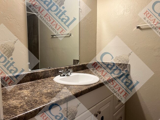 Building Photo - Charming 3 Bedroom