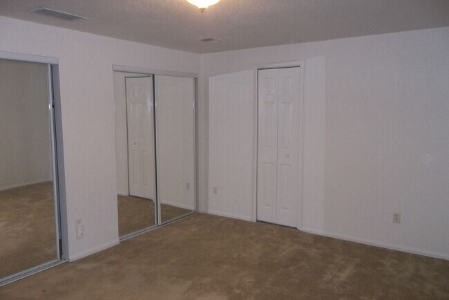 Building Photo - Spacious 5 Bedroom Home in Windsor