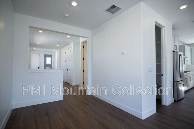 Building Photo - 459 Rimrock Ln