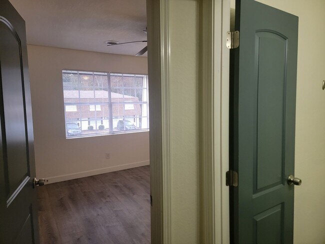 Building Photo - Rent a Community..Prime Location