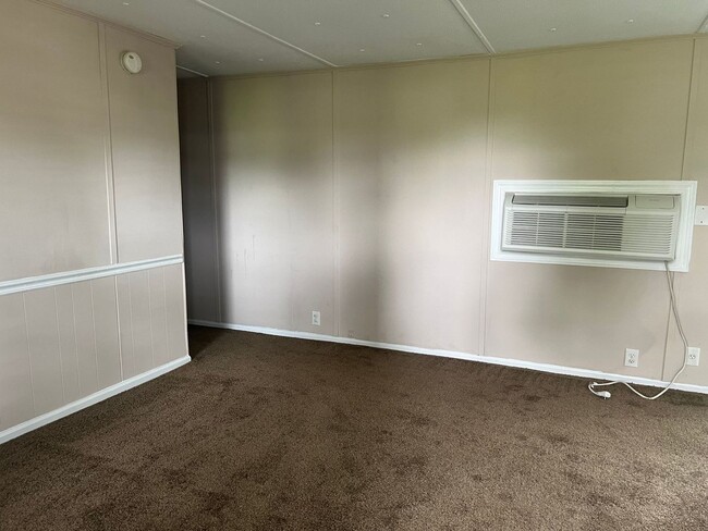 Building Photo - 2 Bedroom Mobile Home