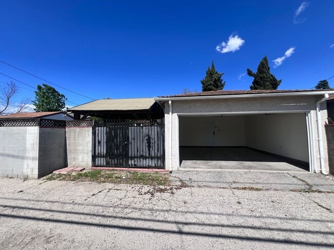 Building Photo - 2 Bedroom Single Story Home for Rent in Re...