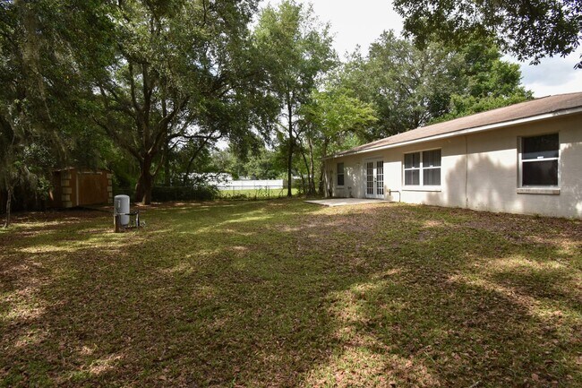 Building Photo - Spacious 3BR/2BA Corner Lot Home + Bonus Room in Silver Springs Shores – $1,650/Month