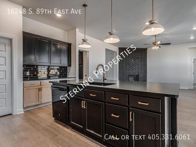 Building Photo - 16248 S 89th East Ave