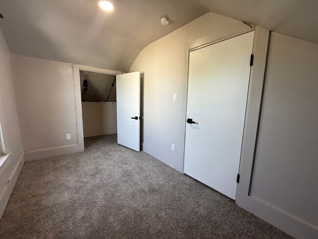 Building Photo - Newly Remodeled! Dog friendly!