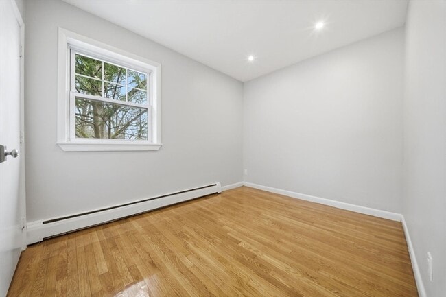 Building Photo - 11 Schubert St