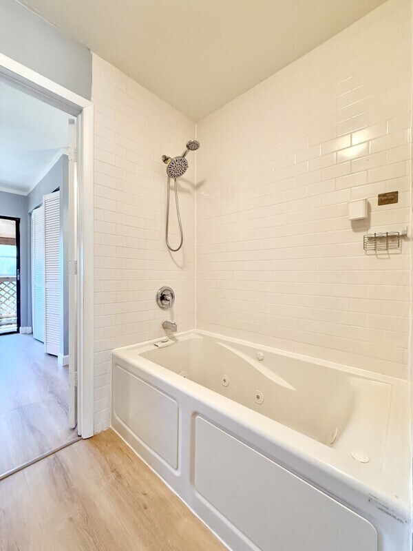 Building Photo - 817 Fairwood Forest Dr