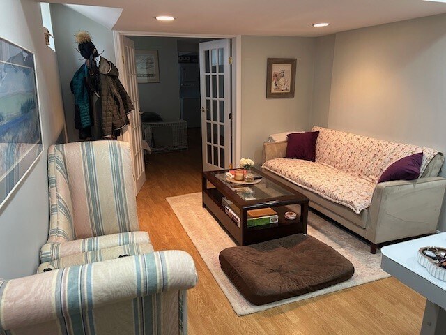 Entrance / living room - 37 Moraine St