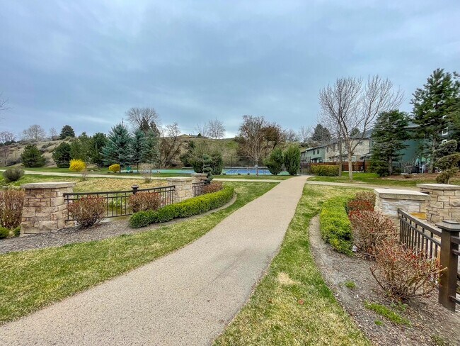 Building Photo - 307 E Grove Creek Ln