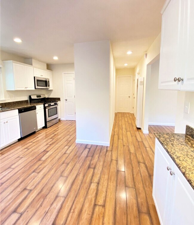 Building Photo - Beautifully updated 2 bed/1 bath Duplex in Redwood City with yard Available NOW!