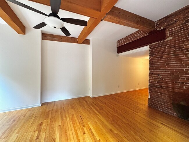 Building Photo - 362 Granville Rd