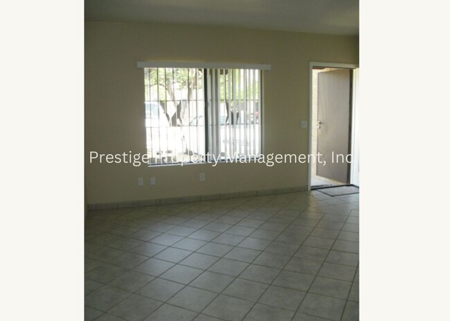 Building Photo - Cozy Townhouse with Bike trails, Screened ...