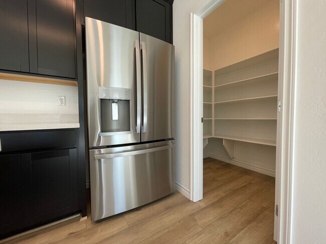 Building Photo - GATED 2 BED 2.5 BATH 2 CAR GARAGE 2 FLOOR ...