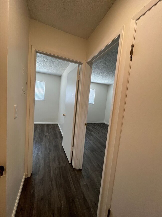 Building Photo - Lovely 3 Bedroom 1.5 Bath Condo