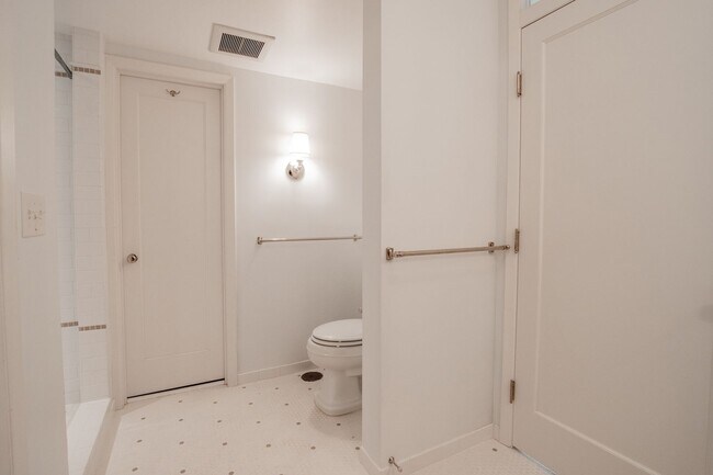 Building Photo - 4527 SW 29th Ave