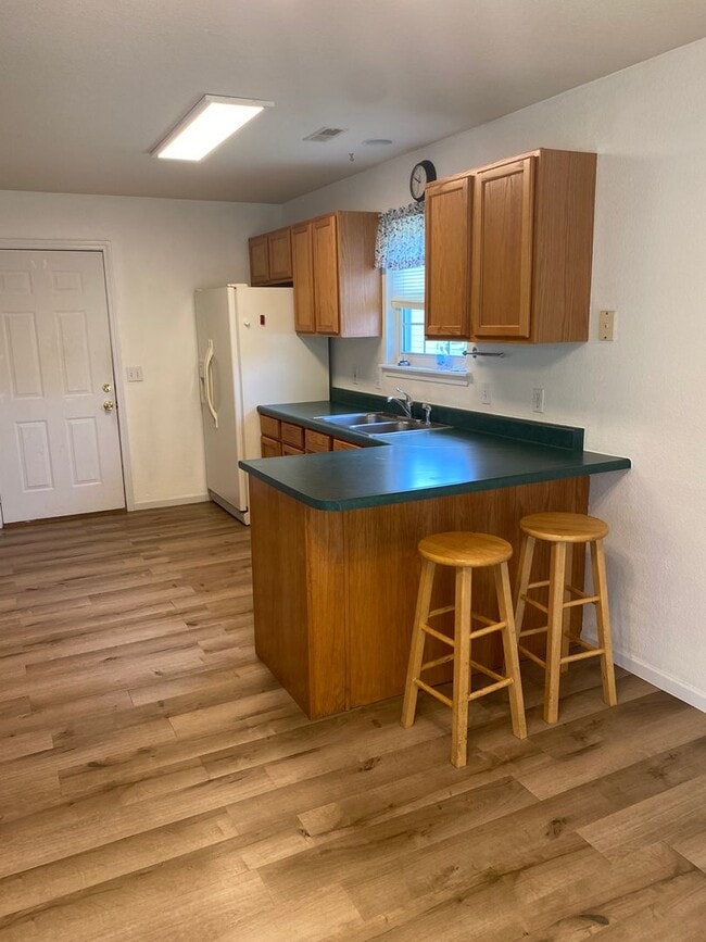 Building Photo - 3 bedroom/2 bathroom single family home!  ...