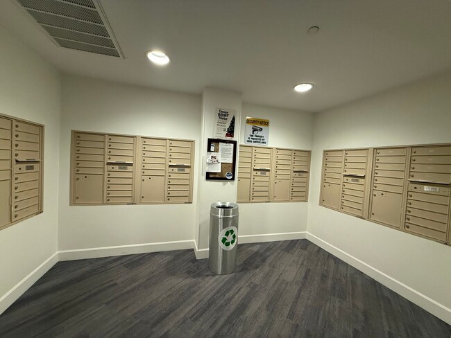 Building Photo - Cozy downtown condo