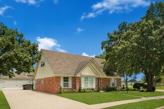 Building Photo - 539 Belwin Dr