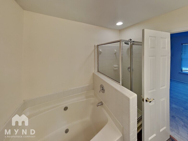 Building Photo - 10002 Gardendale Ct