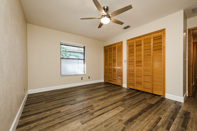 Building Photo - 1523 Poplar Dr