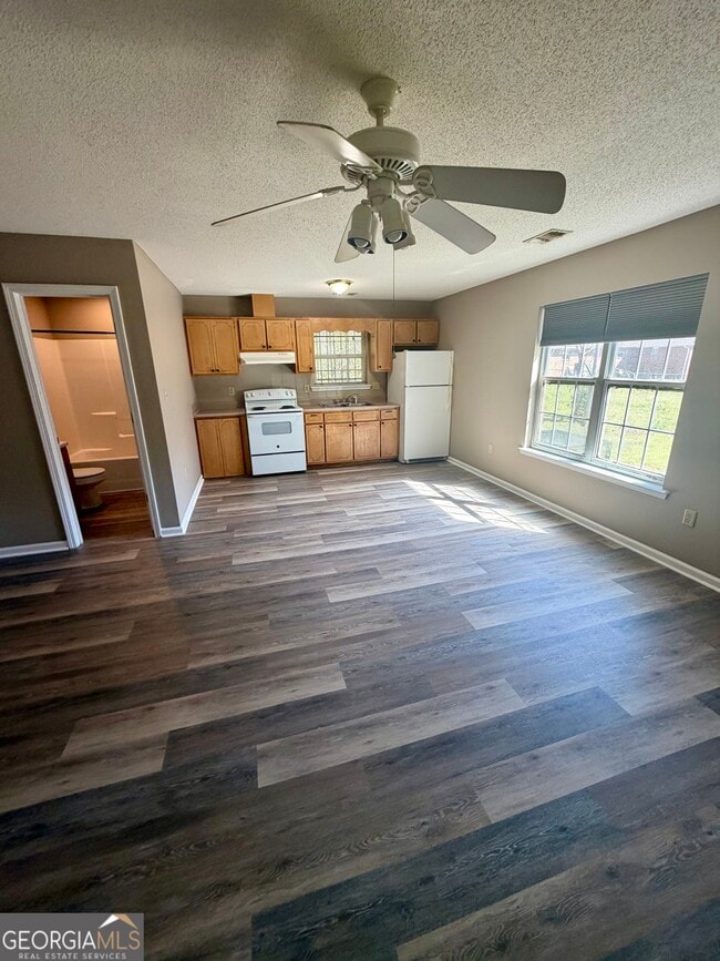 Building Photo - 806 E Church St