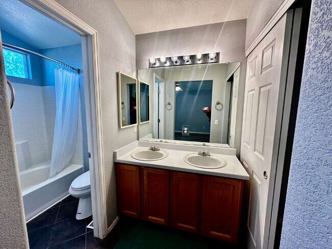 Building Photo - "Charming Centennial Retreat: Spacious 3-Bedroom Home with 2.5 Baths!