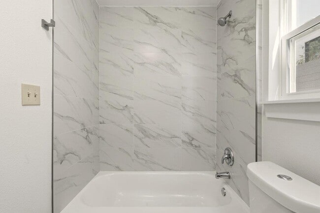 Building Photo - 814 W Mary St