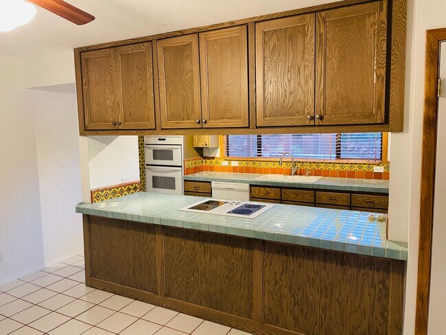 Building Photo - Village of Oak Creek