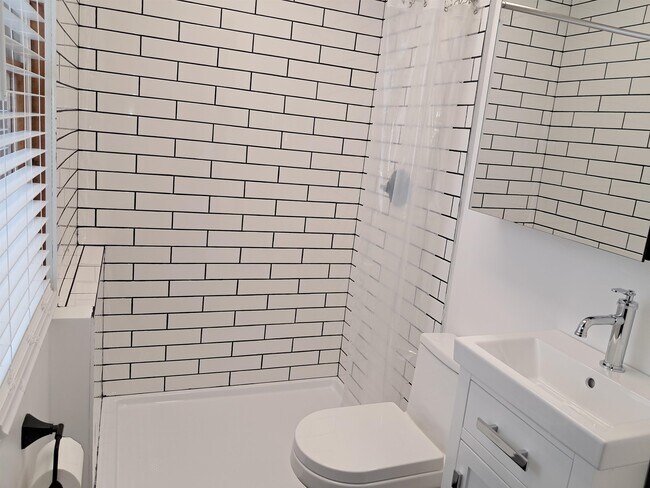 Building Photo - 42 Bowery St