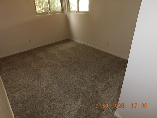 Building Photo - Comfy 3 bed 2 bath