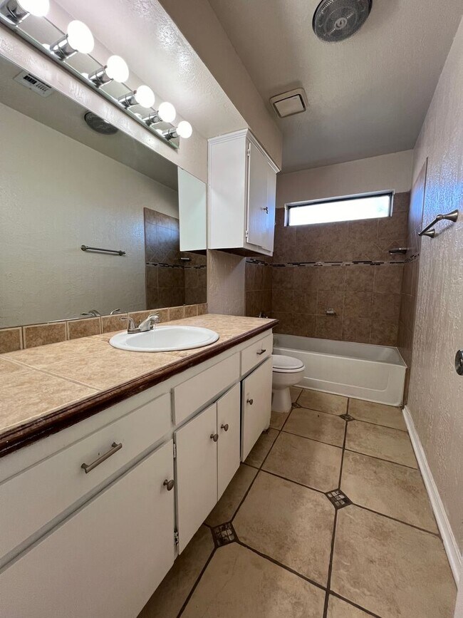 Building Photo - 3815 SW Hickory Ln