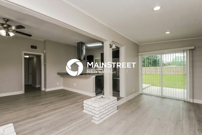 Building Photo - 4 Bedroom Pet-Friendly Home in ORLANDO, FL with Main Street Renewal