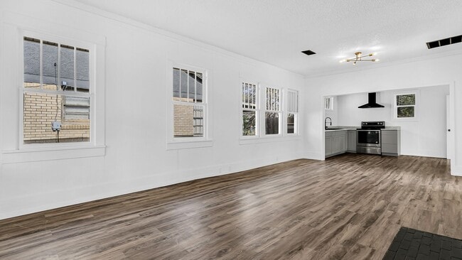 Building Photo - 2 Bedroom 2 Bath