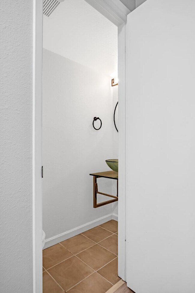 Building Photo - 165 Oddstad Dr