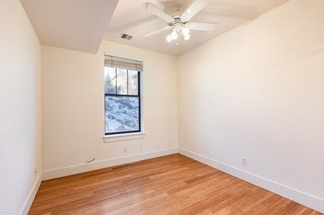 Building Photo - Bright first-floor Pinebrook Pointe condo