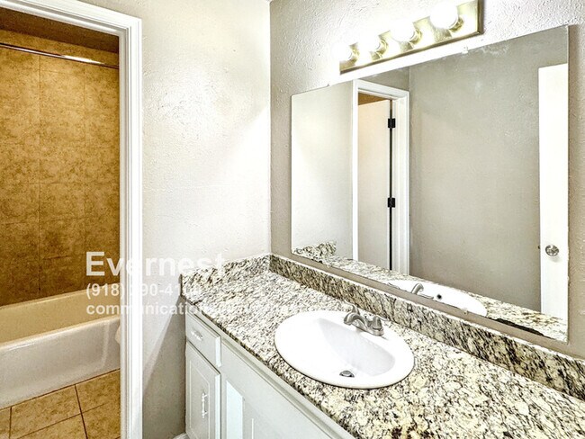 Building Photo - Comfortable 3-Bedroom Home with Prime Acce...